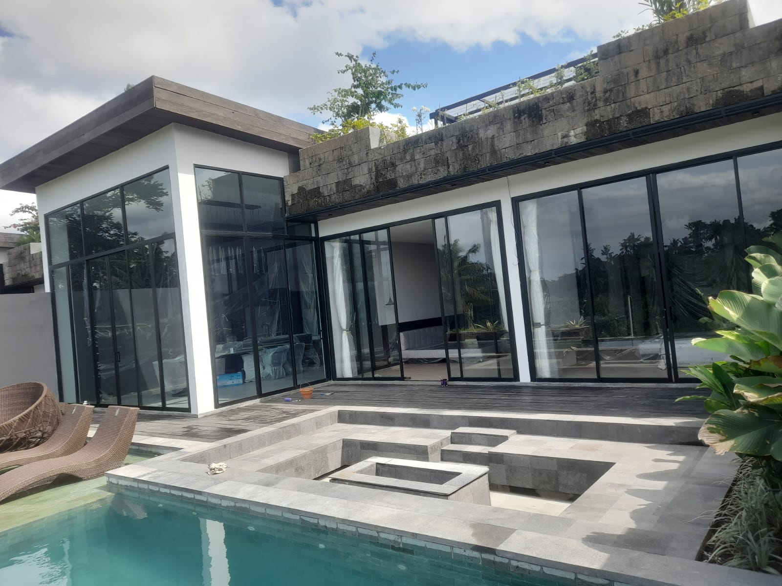 Pemasangan kusen aluminium hitam pada bangunan villa