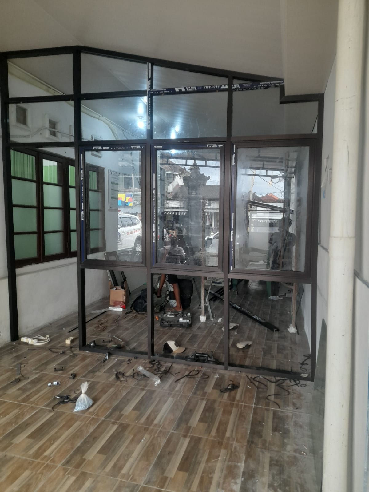 Partisi kaca aluminium dalam proses pemasangan