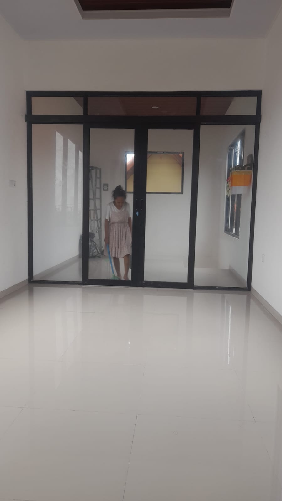 Pintu kaca aluminium dalam ruangan