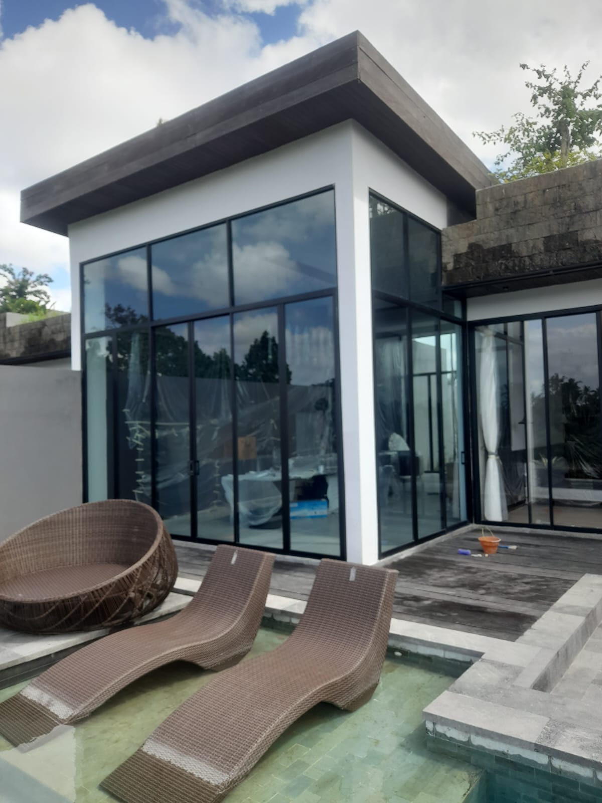 Fasad kaca aluminium hitam pada villa modern