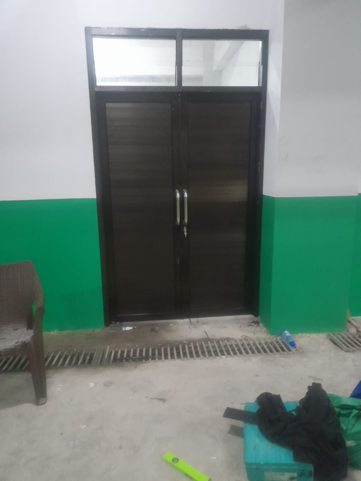 Pintu aluminium panel hitam